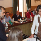 Mayte Aldonza (derecha) toma posesión como concejala ante José Miguel Palazuelo.