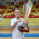 Manolo Aller, con uno de sus trofeos ganados con la selección. FEB