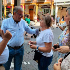 Carrera y Silván, durante su recorrido por las calles de La Bañeza. DL