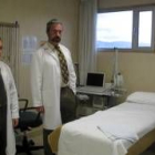 Los dos médicos responsables de la Unidad del Sueño, en la habitación donde se registran los datos