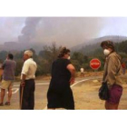 Vecinos de Las Vegas de Coria (Cáceres) observan el incendio forestal.