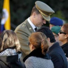 Compañeros llevan el cuerpo durante el funeral.