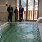 La directora del Antonio Pereira charla con el presidente de Paradores, Miguel Martínez, en el spa.