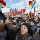 Los manifestantes gritan frente a la sede del Gobierno en Chisinau.