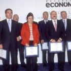 Matías Pedruelo, primero por la derecha, tras recoger el premio