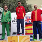 Alberto González en lo alto del podio tras su triunfo en el Europeo de Carreras de Montaña. DL