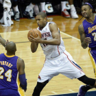 Al Horford, de los Hawks, se desmarca de Kobe Bryant (izquierda) y Jordan Hill (derecha), en Atlanta.