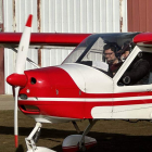 David, uno de los pilotos, con un joven participante. DL