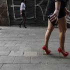Las prostitutas han sido estafadas por la red de venta ilegal de preservativos y medicamentos. DL