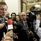 Rajoy atiende a los periodistas a su llegada a la sesión de control en el Congreso.