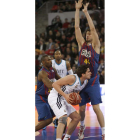 Carlos Suárez con el balón ante Tomic y Pete Mickeal.