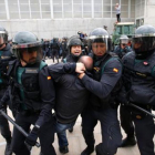 Las Fuerzas de Segurida del Estado intervienen en San Julià de Ramis, donde el entonces presidente de la Generalitat, Carles Puigdemont, debía votar el 1-O.