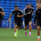 Toni Kroos, Daniel Carvajal, Gareth Bale y Cristiano Ronaldo, ayer, en el estadio Cardiff City, donde se juega la final.