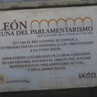 Placa colocada en la Plaza de las Cortes que conmemora el reconocimiento de la Unesco a León como cuna del parlamentarismo. -