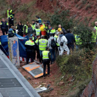 Personal de emergencias retira el cuerpo del fallecido. SUSANNA SÁEZ