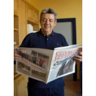 Miguel Martínez con el periódico que ya ha llegado a todos los rincones del municipio