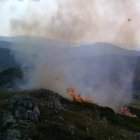 El incendio declarado ayer en Quintanilla de Babia, aún activo. DL