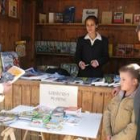 Las casetas expuestas en la plaza Luis Mateo Díez son el centro de actividad de la feria del libro