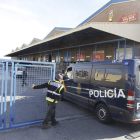 Agentes de la Policía Nacional, durante el registro en el polígono industrial Cobo Calleja.