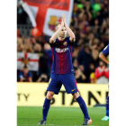 El centrocampista del Barcelona Andrés Iniesta aplaude a su fiel afición después de ser sustituido ante el Real Madrid en el partido de Liga disputado en el Camp Nou. ALEJANDRO GARCÍA