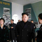 El líder norcoreano, Kim Jong-un, visitando, ayer, un museo en Sinchon (Corea del Norte).