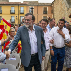 Mariano Rajoy, ayer por las calles de Ávila. RAÚL SANCHIDRIÁN