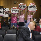 Un grupo de mujeres protesta tras la designación de Mike Pompeo. MICHAEL REYNOLDS