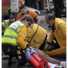 Los servicios de emergencia atienden al agresor tras caer de la azotea