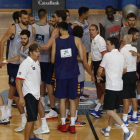 Los jugadores de la selección, al concluir el entrenamiento de este jueves en Madrid