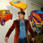 Santos Javier, con una de sus coloristas propuestas para la galería Ármaga.
