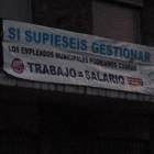 Los trabajadores han colocado una pancarta en el consistorio para denunciar los impagos.