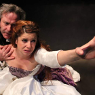 Carlos Pinedo y Verónica Ronda en ‘El médico de su honra’, de Teatro Corsario, compañía que fundara el leonés Fernando Urdiales.