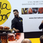 El chef Peña junto a Roberto Fuertes en la presenación gastronómica berciana en Gourmets.
