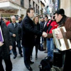 Rajoy saluda a un músico callejero en Logroño.
