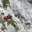 Un momento del rescate del montañero por parte de Protección Civil.
