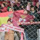 El aficionado de la Cultural Luis con su hija y su hijo en el estadio Anxo Carro. CARLOS CASTRO