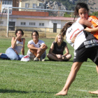Una final de la más brava lucha femenina: benjamines peso medio, Sandra López y Ali Rodríguez.