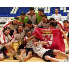 Los jugadores de la selección de Castilla y León celebran el éxito logrado con la consecución del título de campeones de España al término de la gran final. SOFÍA
