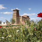 En Villabraz sobresale la iglesia, que se levanta majestuosa desde el siglo XIV y donde destacan los retablos de temática jacobea. En Fáfilas se conservan algunos de los mejores palomares de la comarca de Los Oteros y en Alcuetas el castillo, que pese a q