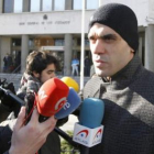 Estévez atiende a los periodistas a la salida de los juzgados.