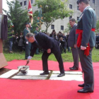 El ministro del Interior, Juan Ignacio Zoido, ha inaugurado en el cuartel de Intxaurrondo un pebetero dedicado a los 214 guardias civiles asesinados por ETA.