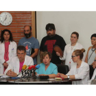 Representantes de la nueva plataforma constituida para defender la sanidad pública, con la portavoz de la misma en el centro. L. DE LA MATA