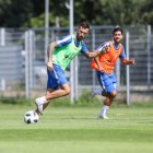 El delantero malagueño Dioni Villalba, a la izquierda, ya entrena hoy con sus nuevos compañeros de la Cultural. LECH POZNAN