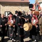 Un momento de la procesión con la imagen de Santo Tirso, a la que estaba dedicada la fiesta