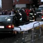 Momento del traslado a las ambulancias de los heridos en La Robla