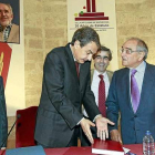 Rodríguez Zapatero  conversa con Martín Villa ante el alcalde y el moderador momentos antes del debate.