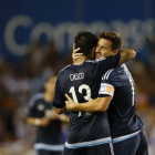 Leo Messi Argentina celebra su gol ante Bolivia con su compañero en la selección de Argentna Milton Casco.