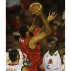 Durley lanza a canasta. El pívot es el máximo anotador de la Liga.