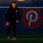 Ernesto Valverde durante el entrenamiento de ayer preparando el encuentro de esta noche. A. GARCÍA