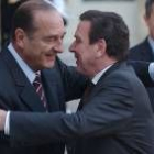 Chirac saluda expresivamente a Schroeder en el Palacio del Elíseo, donde celebraron su mini cumbre
